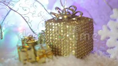 金色圣诞礼物边界与装饰豪华礼品在纹理金色背景